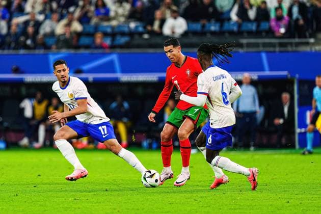 William Saliba (Frankreich, 17), Christiano Ronaldo (Portugal, 07), Eduardo Camavinga (Frankreich, 06) GER, Portugal vs. Frankreich, Fussball Europameisterschaft, UEFA EURO, EM, Europameisterschaft,Fussball 2024, Viertelfinale, 05.07.2024 GER, Portugal vs. Frankreich, Fussball Europameisterschaft, UEFA Euro 2024, Viertelfinale, 05.07.2024 Hamburg Copyright: xEibner-Pressefoto MarcelxvonxFehrnx EP_MFN