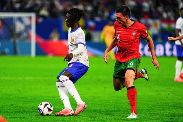 Eduardo Camavinga (Frankreich, 06), Joao Palhinha (Portugal, 06) GER, Portugal vs. Frankreich, Fussball Europameisterschaft, UEFA EURO, EM, Europameisterschaft,Fussball 2024, Viertelfinale, 05.07.2024 GER, Portugal vs. Frankreich, Fussball Europameisterschaft, UEFA Euro 2024, Viertelfinale, 05.07.2024 Hamburg Copyright: xEibner-Pressefoto MarcelxvonxFehrnx EP_MFN
