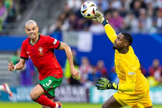 Portugal v France: Quarter-Final - UEFA EURO, EM, Europameisterschaft,Fussball 2024 Pepe, Mike Maignan are playing during the UEFA Euro 2024 Quarter-Final match between Portugal v France, at the stadium in Hamburg, Germany, on July 5, 2024. Hamburg Germany  Copyright: xAndrzejxIwanczukx originalFilename:iwanczuk-portugal240705_npiQ6.jpg