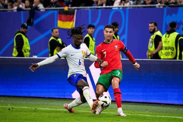 240705 Eduardo Camavinga of France and Cristiano Ronaldo of Portugal during the UEFA EURO, EM, Europameisterschaft,Fussball 2024 Football Championship Quarterfinal between Portugal and France on July 5, 2024 in Hamburg. Photo: Jesper Zerman BILDBYRAN kod JZ JZ0551 fotboll football soccer fotball fotbolls-em europamästerskap em uefa euro uefa european football championship euro 2024 portugal frankrike france bbeng bbauto Copyright: JESPERxZERMAN BB240705JZ086