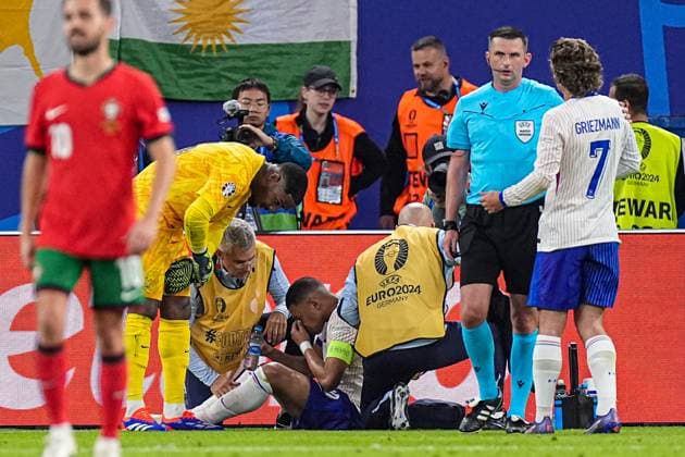 2024-07-05 Portugal v France - Quarter-Final - UEFA EURO, EM, Europameisterschaft,Fussball 2024 HAMBURG, GERMANY - JULY 5: Kylian Mbappe of France receives medical attention during the Quarter-Final - UEFA EURO 2024 match between Portugal and France at Volksparkstadion on July 5, 2024 in Hamburg, Germany. (Photo by Joris Verwijst BSR Agency) Hamburg Germany Content not available for redistribution in The Netherlands directly or indirectly through any third parties. Copyright: xBSRxAgencyx