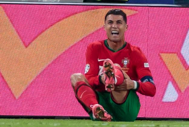 UEFA EURO, EM, Europameisterschaft,Fussball 2024: Portugal - Frankreich; 05.07.2024 Cristiano Ronaldo (Portugal, 7) mit Schmerzen. UEFA EURO 2024: Viertelfinale: Portugal - Frankreich; Volksparkstadion Hamburg, Hamburg am 05.07.2024 Copyright: xBEAUTIFULxSPORTS Meuselx