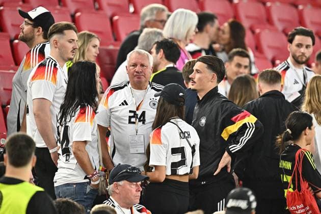 05.07.2024, xscotx, Fussball EM 2024 Viertelfinale, Spanien - Deutschland, emspor, v.l. Robin Koch (Deutsche Fussball Nationalmannschaft DFB) traurig, enttäuscht, frustriert, niedergeschlagen mit Familie Stuttgart
