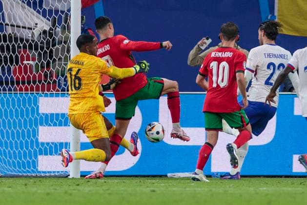 UEFA EURO, EM, Europameisterschaft,Fussball 2024: Portugal - Frankreich; 05.07.2024 Cristiano Ronaldo (Portugal, 7), Mike Maignan (Frankreich, 16). UEFA EURO 2024: Viertelfinale: Portugal - Frankreich; Volksparkstadion Hamburg, Hamburg am 05.07.2024 Copyright: xBEAUTIFULxSPORTS Meuselx