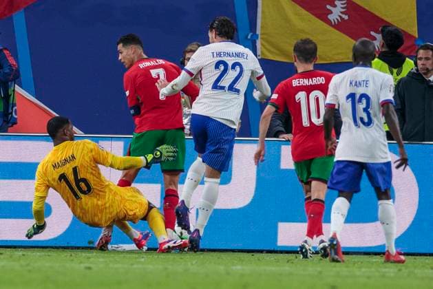 UEFA EURO, EM, Europameisterschaft,Fussball 2024: Portugal - Frankreich; 05.07.2024 Cristiano Ronaldo (Portugal, 7), Mike Maignan (Frankreich, 16). UEFA EURO 2024: Viertelfinale: Portugal - Frankreich; Volksparkstadion Hamburg, Hamburg am 05.07.2024 Copyright: xBEAUTIFULxSPORTS Meuselx