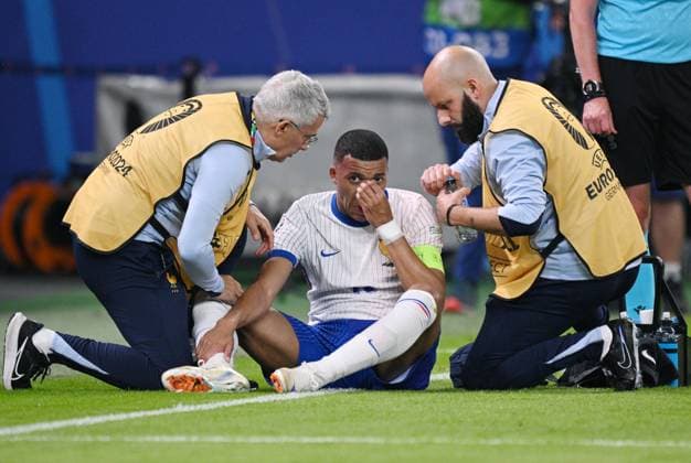 Russia Soccer Euro 2024 Portugal - France 8723202 05.07.2024 France s Kylian Mbappe receives medical attention following an injury during the UEFA EURO, EM, Europameisterschaft,Fussball 2024 quarter final soccer match between Portugal and France at the Volksparkstadion in Hamburg, Germany. Alexey Filippov Sputnik Hamburg Germany  Copyright: xAlexeyxFilippovx