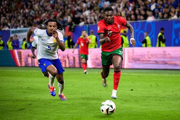 240705 Jules KoundÃ of France and Goncalo Inacio of Portugal during the UEFA EURO, EM, Europameisterschaft,Fussball 2024 Football Championship Quarterfinal between Portugal and France on July 5, 2024 in Hamburg. Photo: Jesper Zerman BILDBYRAN kod JZ JZ0551 fotboll football soccer fotball fotbolls-em europamästerskap em uefa euro uefa european football championship euro 2024 portugal frankrike france bbeng bbauto Copyright: JESPERxZERMAN BB240705JZ092