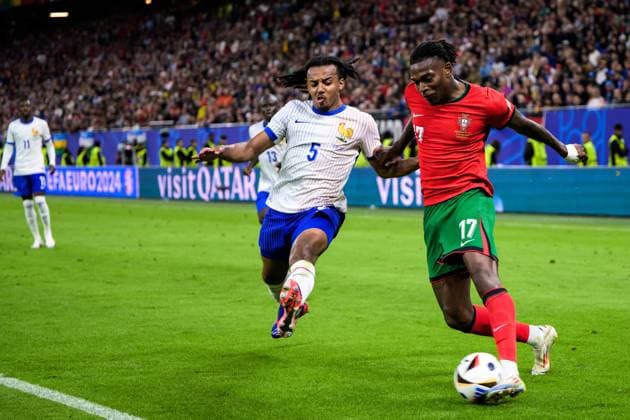 240705 Jules KoundÃ of France and Rafael Leao of Portugal during the UEFA EURO, EM, Europameisterschaft,Fussball 2024 Football Championship Quarterfinal between Portugal and France on July 5, 2024 in Hamburg. Photo: Jesper Zerman BILDBYRAN kod JZ JZ0551 fotboll football soccer fotball fotbolls-em europamästerskap em uefa euro uefa european football championship euro 2024 portugal frankrike france bbeng bbauto Copyright: JESPERxZERMAN BB240705JZ093