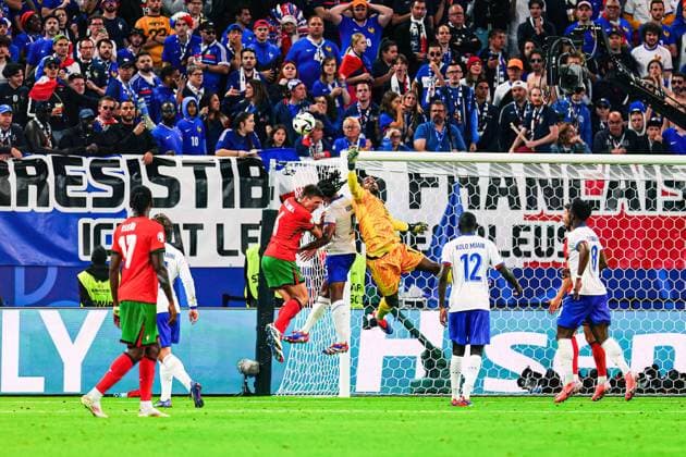 Mike Maignan (Frankreich, 16) faustet Ball weg GER, Portugal vs. Frankreich, Fussball Europameisterschaft, UEFA EURO, EM, Europameisterschaft,Fussball 2024, Viertelfinale, 05.07.2024 GER, Portugal vs. Frankreich, Fussball Europameisterschaft, UEFA Euro 2024, Viertelfinale, 05.07.2024 Hamburg Copyright: xEibner-Pressefoto MarcelxvonxFehrnx EP_MFN