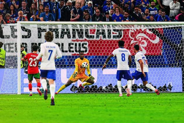 Mike Maignan (Frankreich, 16) haelt Ball GER, Portugal vs. Frankreich, Fussball Europameisterschaft, UEFA EURO, EM, Europameisterschaft,Fussball 2024, Viertelfinale, 05.07.2024 GER, Portugal vs. Frankreich, Fussball Europameisterschaft, UEFA Euro 2024, Viertelfinale, 05.07.2024 Hamburg Copyright: xEibner-Pressefoto MarcelxvonxFehrnx EP_MFN