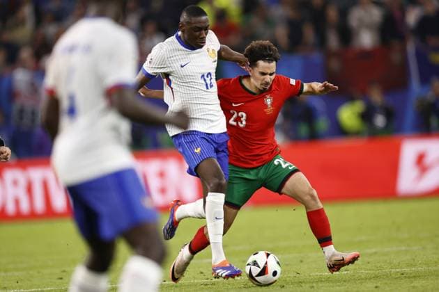 HAMBURG - (l-r) Randal Kolo Muani of France, Vitinha of Portugal during the UEFA EURO, EM, Europameisterschaft,Fussball 2024 quarter-final match between Portugal and France at Volksparkstadion on July 5, 2024 in Hamburg, Germany. ANP Hollandse Hoogte MAURICE VAN STEEN UEFA EURO 2024 2024 xVIxANPxSportx xVanxSteenxFotografiexIVx 502836173 originalFilename: 502836173.jpg