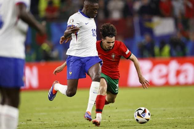 HAMBURG - (l-r) Randal Kolo Muani of France, Vitinha of Portugal during the UEFA EURO, EM, Europameisterschaft,Fussball 2024 quarter-final match between Portugal and France at Volksparkstadion on July 5, 2024 in Hamburg, Germany. ANP Hollandse Hoogte MAURICE VAN STEEN UEFA EURO 2024 2024 xVIxANPxSportx xVanxSteenxFotografiexIVx 502836180 originalFilename: 502836180.jpg