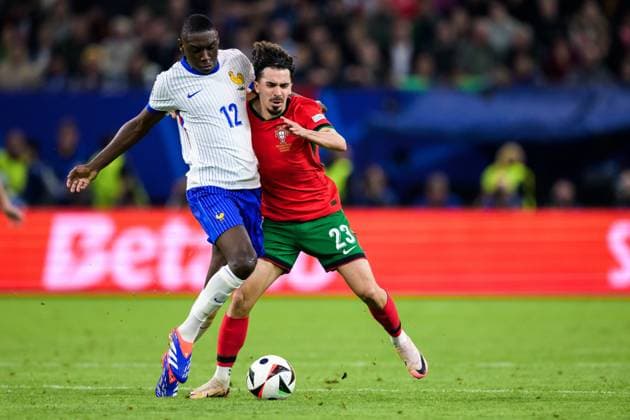 240705 Randal Kolo Muani of France and Vitinha of Portugal during the UEFA EURO, EM, Europameisterschaft,Fussball 2024 Football Championship Quarterfinal between Portugal and France on July 5, 2024 in Hamburg. Photo: Jesper Zerman BILDBYRAN kod JZ JZ0551 fotboll football soccer fotball fotbolls-em europamästerskap em uefa euro uefa european football championship euro 2024 portugal frankrike france bbeng bbauto Copyright: JESPERxZERMAN BB240705JZ097