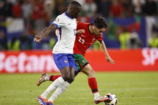 HAMBURG - (l-r) Randal Kolo Muani of France, Vitinha of Portugal during the UEFA EURO, EM, Europameisterschaft,Fussball 2024 quarter-final match between Portugal and France at Volksparkstadion on July 5, 2024 in Hamburg, Germany. ANP Hollandse Hoogte MAURICE VAN STEEN UEFA EURO 2024 2024 xVIxANPxSportx xVanxSteenxFotografiexIVx 502836213 originalFilename: 502836213.jpg