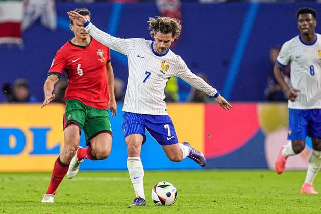 2024-07-05 Portugal v France - Quarter-Final - UEFA EURO, EM, Europameisterschaft,Fussball 2024 HAMBURG, GERMANY - JULY 5: Antoine Griezmann of France shoots during the Quarter-Final - UEFA EURO 2024 match between Portugal and France at Volksparkstadion on July 5, 2024 in Hamburg, Germany. (Photo by Joris Verwijst BSR Agency) Hamburg Germany Content not available for redistribution in The Netherlands directly or indirectly through any third parties. Copyright: xBSRxAgencyx