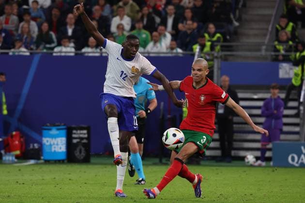 Volksparkstadion, Hamburg UEFA EURO, EM, Europameisterschaft,Fussball 2024 Germany, Viertelfinale 5 Juli 2024 , Portugal - Frankreich v.l., Randal Kolo Muani (Frankreich), Pepe (Portugal), Zweikampf, Action, Aktion, Battles for the Ball Copyright: JoaquimxFerreira
