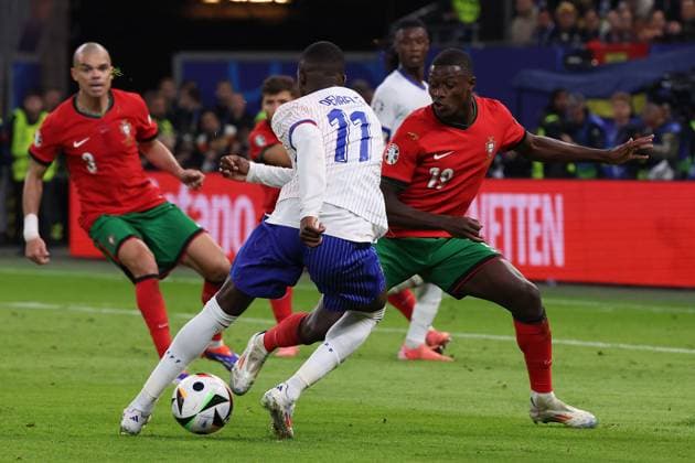 Volksparkstadion, Hamburg UEFA EURO, EM, Europameisterschaft,Fussball 2024 Germany, Viertelfinale 5 Juli 2024 , Portugal - Frankreich v.l., Ousmane Dembà là (Frankreich), Nuno Mendes (Portugal), Zweikampf, Action, Aktion, Battles for the Ball Copyright: JoaquimxFerreira