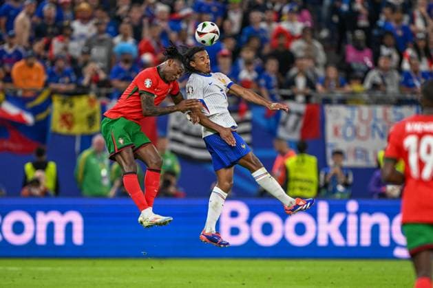 EM 2024: Portugal - Frankreich am 05.07.2024 im Volksparkstadion in Hamburg Rafael Leao 17 of Portugal im Zweikampf gegen Jules KoundÃ 5 of France.