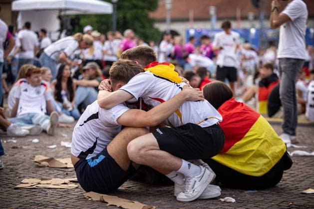 Bilder des Jahres 2024, Sport 07 Juli Sport Themen der Woche KW27 Sport Bilder des Tages Zwei deutschland Fans sitzen niedergeschlagen am Boden und umarmen sich gegenseitig. Fans der deutschen Nationalmannschaft liegen in Traenen nach dem Spiel gegen Spanien und dem Ausscheiden aus der EURO2024 beim Fanfest mit Public Viewing auf dem Stuttgarter Schlossplatz. Stuttgart, EURO2024 Fanfest Schlossplatz, 05.07.2024 Stuttgart *** Two Germany fans sit dejected on the ground and hug each other Fans of the German national team lie in tears after the match against Spain and the elimination from the EURO2024 at the fan festival with public viewing on Stuttgarts Schlossplatz, EURO2024 Fanfest Schlossplatz, 05 07 2024 Stuttgart Copyright: xDennisxDuddek xEibnerxPressefotox EP_DDK