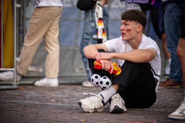 Ein deutschland Fan sitzt deprimiert am Boden vor der Leinwand vom Fanfest. Fans der deutschen Nationalmannschaft liegen in Traenen nach dem Spiel gegen Spanien und dem Ausscheiden aus der EURO2024 beim Fanfest mit Public Viewing auf dem Stuttgarter Schlossplatz. Stuttgart, EURO2024 Fanfest Schlossplatz, 05.07.2024 Stuttgart Copyright: xDennisxDuddek xEibnerxPressefotox EP_DDK