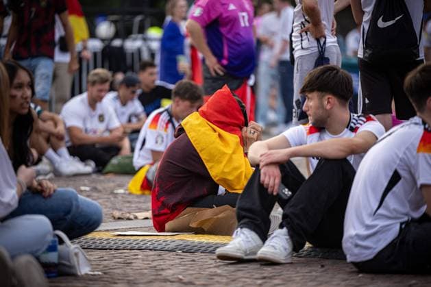 Ein deutschland Fan sitzt deprimiert am Boden vor der Leinwand vom Fanfest. Fans der deutschen Nationalmannschaft liegen in Traenen nach dem Spiel gegen Spanien und dem Ausscheiden aus der EURO2024 beim Fanfest mit Public Viewing auf dem Stuttgarter Schlossplatz. Stuttgart, EURO2024 Fanfest Schlossplatz, 05.07.2024 Stuttgart Copyright: xDennisxDuddek xEibnerxPressefotox EP_DDK