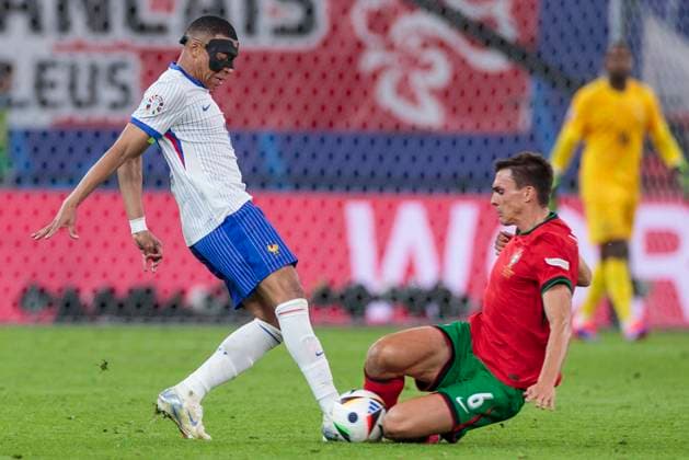 UEFA EURO, EM, Europameisterschaft,Fussball 2024: Portugal - Frankreich; 05.07.2024 Joao Palhinha (Portugal, 6) foult Kylian Mbappe (Frankreich, 10). UEFA EURO 2024: Viertelfinale: Portugal - Frankreich; Volksparkstadion Hamburg, Hamburg am 05.07.2024 Copyright: xBEAUTIFULxSPORTS Meuselx