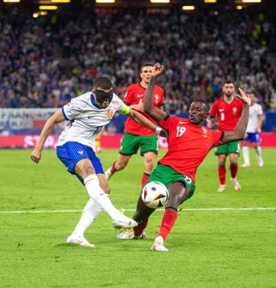 Fussball, Herren, Saison 2023 24, Euro 2024 (Viertelfinale) in Hamburg, Portugal - Frankreich, v.l. Kylian Mbappe (Frankreich), Nuno Mendes (Portugal), 05.07. 2024, Copyright: xSebastianxRäppold MatthiasxKochx