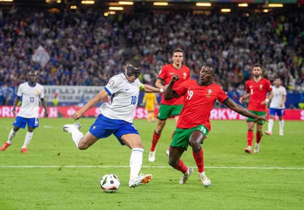Fussball, Herren, Saison 2023 24, Euro 2024 (Viertelfinale) in Hamburg, Portugal - Frankreich, v.l. Kylian Mbappe (Frankreich), Nuno Mendes (Portugal), 05.07. 2024, Copyright: xSebastianxRäppold MatthiasxKochx