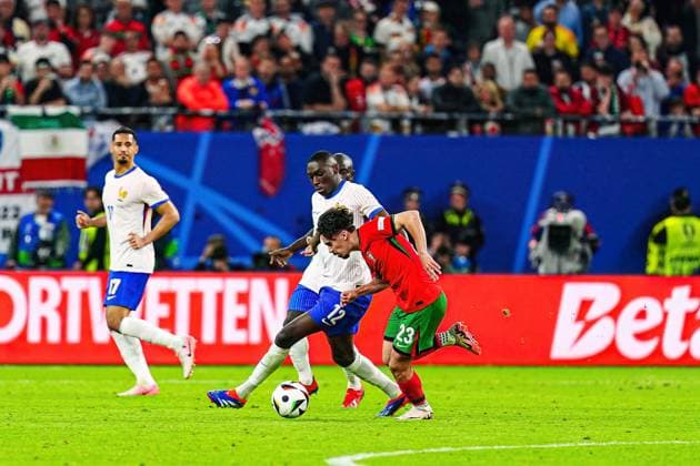 Randal Kolo Muani (Frankreich, 12), Vitinha (Portugal, 23) GER, Portugal vs. Frankreich, Fussball Europameisterschaft, UEFA EURO, EM, Europameisterschaft,Fussball 2024, Viertelfinale, 05.07.2024 GER, Portugal vs. Frankreich, Fussball Europameisterschaft, UEFA Euro 2024, Viertelfinale, 05.07.2024 Hamburg Copyright: xEibner-Pressefoto MarcelxvonxFehrnx EP_MFN