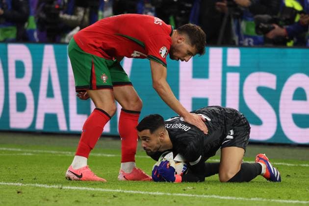 Volksparkstadion, Hamburg UEFA EURO, EM, Europameisterschaft,Fussball 2024 Germany, Viertelfinale 5 Juli 2024 , Portugal - Frankreich v.l., Ruben Dias (Portugal) bedankt sich bei goalkeeper, Torwart Diogo Costa (Portugal) Copyright: JoaquimxFerreira