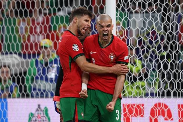 Volksparkstadion, Hamburg UEFA EURO, EM, Europameisterschaft,Fussball 2024 Germany, Viertelfinale 5 Juli 2024 , Portugal - Frankreich v.l., Ruben Dias (Portugal) und Pepe (Portugal) jubelschrei Copyright: JoaquimxFerreira