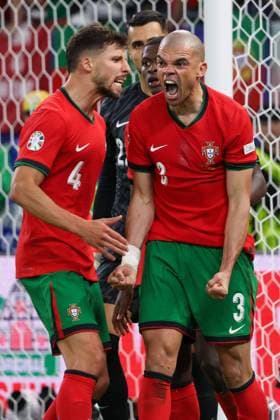 Volksparkstadion, Hamburg UEFA EURO, EM, Europameisterschaft,Fussball 2024 Germany, Viertelfinale 5 Juli 2024 , Portugal - Frankreich v.l., Ruben Dias (Portugal) und Pepe (Portugal) jubelschrei Copyright: JoaquimxFerreira