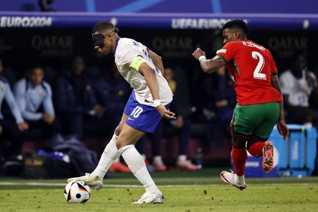 HAMBURG - (l-r) Kylian Mbappe of France, Nelson Semedo of Portugal during the UEFA EURO, EM, Europameisterschaft,Fussball 2024 quarter-final match between Portugal and France at Volksparkstadion on July 5, 2024 in Hamburg, Germany. ANP Hollandse Hoogte MAURICE VAN STEEN UEFA EURO 2024 2024 xVIxANPxSportx xVanxSteenxFotografiexIVx 502837643 originalFilename: 502837643.jpg
