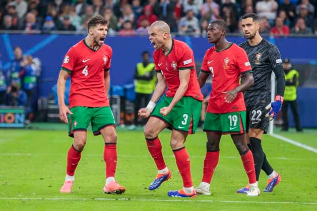 UEFA EURO, EM, Europameisterschaft,Fussball 2024: Portugal - Frankreich; 05.07.2024 Pepe (Portugal, 3) jubelt nach seiner Abwehraktion. UEFA EURO 2024: Viertelfinale: Portugal - Frankreich; Volksparkstadion Hamburg, Hamburg am 05.07.2024 Copyright: xBEAUTIFULxSPORTS Meuselx