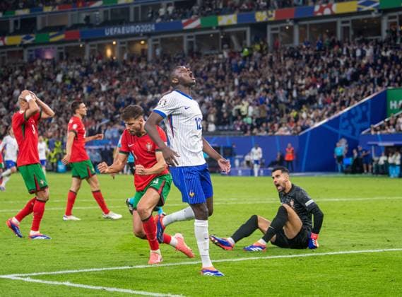 Fussball, Herren, Saison 2023 24, Euro 2024 (Viertelfinale) in Hamburg, Portugal - Frankreich, v.l. Pepe (Portugal), Ruben Dias (Portugal), Randal Kolo Muani (Frankreich), Torhüter Diogo Costa (Portugal), 05.07. 2024, Copyright: xSebastianxRäppold MatthiasxKochx