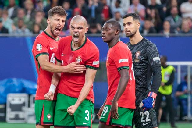UEFA EURO, EM, Europameisterschaft,Fussball 2024: Portugal - Frankreich; 05.07.2024 Pepe (Portugal, 3) jubelt nach seiner Abwehraktion. UEFA EURO 2024: Viertelfinale: Portugal - Frankreich; Volksparkstadion Hamburg, Hamburg am 05.07.2024 Copyright: xBEAUTIFULxSPORTS Meuselx