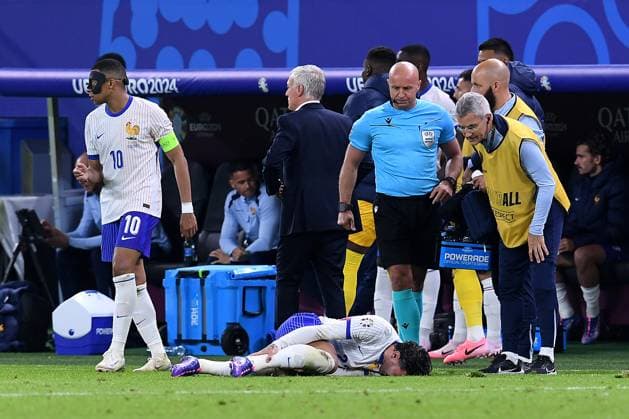 Fußball UEFA EURO, EM, Europameisterschaft,Fussball 2024 Viertelfinale Portugal - Frankreich am 05.07.2024 im Volksparkstadion Hamburg in Hamburg Theo Hernandez ( Frankreich ) verletzt am Boden Verletzung