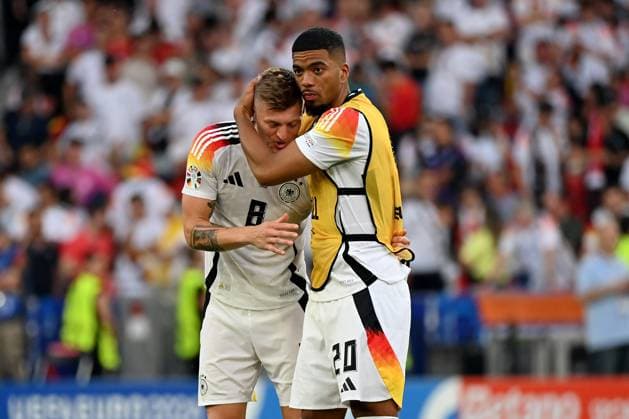 05.07.2024, xjrdrx, Fussball EM 2024 1 4 Finale, Deutschland - Spanien emspor, v.l. traurig, enttäuscht, frustriert, niedergeschlagen Toni Kroos (Deutsche Fussball Nationalmannschaft DFB) Benjamin Henrichs (Deutsche Fussball Nationalmannschaft DFB) (DFL DFB REGULATIONS PROHIBIT ANY USE OF PHOTOGRAPHS as IMAGE SEQUENCES and or QUASI-VIDEO) Stuttgart