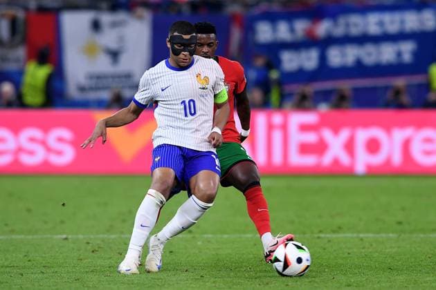 Fußball UEFA EURO, EM, Europameisterschaft,Fussball 2024 Viertelfinale Portugal - Frankreich am 05.07.2024 im Volksparkstadion Hamburg in Hamburg Kylian Mbappe ( Frankreich ), links - Nelson Semedo ( Portugal ), rechts