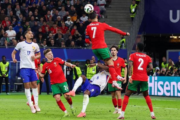 Volksparkstadion, Hamburg UEFA EURO, EM, Europameisterschaft,Fussball 2024 Germany, Viertelfinale 5 Juli 2024 , Portugal - Frankreich v.l., Cristiano Ronaldo (Portugal) klär mit den Kopf in der Abwehr Copyright: JoaquimxFerreira
