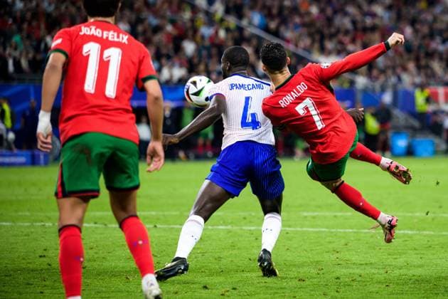 240705 Dayot Upamecano of France and Cristiano Ronaldo of Portugal during the UEFA EURO, EM, Europameisterschaft,Fussball 2024 Football Championship Quarterfinal between Portugal and France on July 5, 2024 in Hamburg. Photo: Jesper Zerman BILDBYRAN kod JZ JZ0551 fotboll football soccer fotball fotbolls-em europamästerskap em uefa euro uefa european football championship euro 2024 portugal frankrike france bbeng bbauto Copyright: JESPERxZERMAN BB240705JZ111