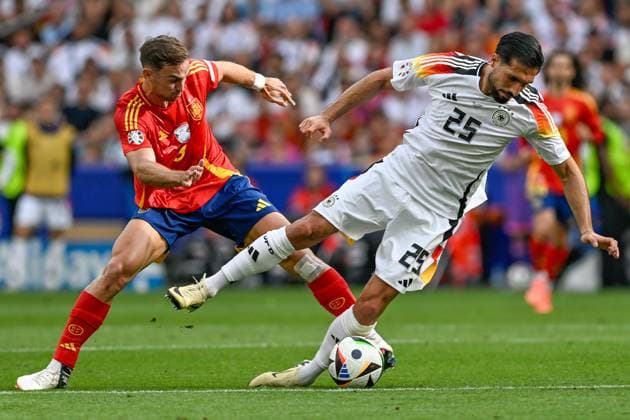 v. li. im Zweikampf Fabian Ruiz 8 (Spanien) Emre Can 25 (Germany) 05.07.2024 Fussball Europameisterschaft in Deutschland Spanien vs Deutschland , Neckarpark Stadion, Stuttgart, Baden Württemberg Germany