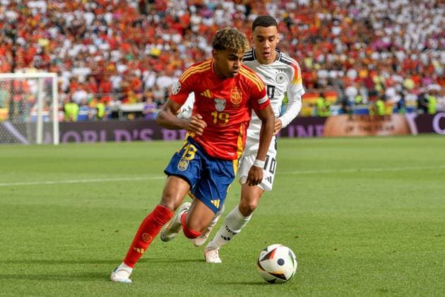 v. li. im Zweikampf Lamine Yamal 19 (Spanien) Jamal Musiala 10 (Germany) 05.07.2024 Fussball Europameisterschaft in Deutschland Spanien vs Deutschland , Neckarpark Stadion, Stuttgart, Baden Württemberg Germany