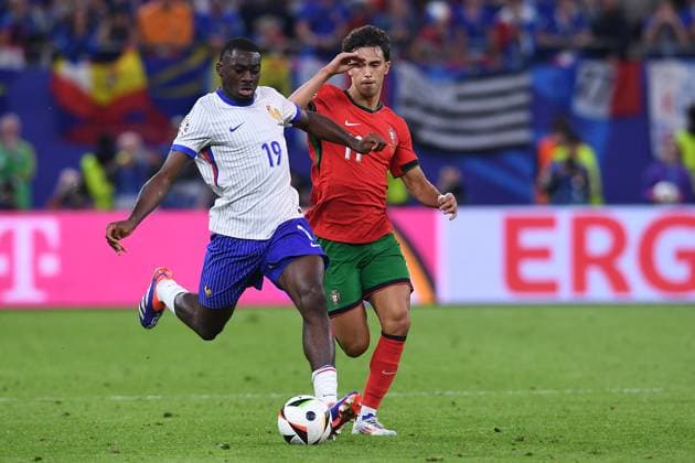 Fußball UEFA EURO, EM, Europameisterschaft,Fussball 2024 Viertelfinale Portugal - Frankreich am 05.07.2024 im Volksparkstadion Hamburg in Hamburg Youssouf Fofana ( Frankreich ), links - Joao Felix ( Portugal ), rechts