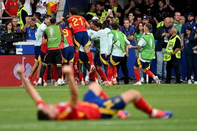 Sport Bilder des Tages 05.07.2024, xjrdrx, Fussball EM 2024 1 4 Finale, Deutschland - Spanien emspor, v.l. Torjubel nach dem Tor zum celebrating the goal celebrate 1:2 durch Mikel Merino Zazon (Spanien) (DFL DFB REGULATIONS PROHIBIT ANY USE OF PHOTOGRAPHS as IMAGE SEQUENCES and or QUASI-VIDEO) Stuttgart