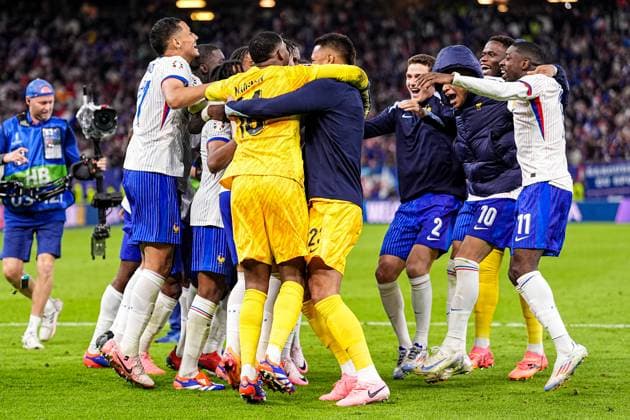 2024-07-05 Portugal v France - Quarter-Final - UEFA EURO, EM, Europameisterschaft,Fussball 2024 HAMBURG, GERMANY - JULY 5: players of France celebrate the win during the Quarter-Final - UEFA EURO 2024 match between Portugal and France at Volksparkstadion on July 5, 2024 in Hamburg, Germany. (Photo by Joris Verwijst BSR Agency) Hamburg Germany Content not available for redistribution in The Netherlands directly or indirectly through any third parties. Copyright: xBSRxAgencyx