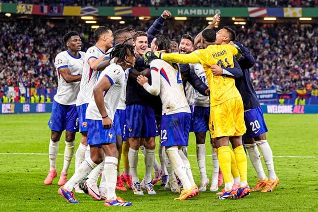 Sport Themen der Woche KW27 2024-07-05 Portugal v France - Quarter-Final - UEFA EURO, EM, Europameisterschaft,Fussball 2024 HAMBURG, GERMANY - JULY 5: players of France celebrate the win during the Quarter-Final - UEFA EURO 2024 match between Portugal and France at Volksparkstadion on July 5, 2024 in Hamburg, Germany. (Photo by Joris Verwijst BSR Agency) Hamburg Germany Content not available for redistribution in The Netherlands directly or indirectly through any third parties. Copyright: xBSRxAgencyx