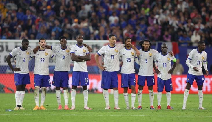 Hamburg, Germany, 5th July 2024. The French team watch the penalty shoot out during the UEFA European Championships Quarter Final match at Volksparkstadion, Hamburg. Picture credit should read: Paul Terry Sportimage EDITORIAL USE ONLY. No use with unauthorised audio, video, data, fixture lists, club league logos or live services. Online in-match use limited to 120 images, no video emulation. No use in betting, games or single club league player publications. SPI-3217-0062