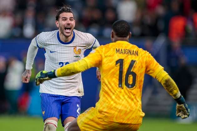 UEFA EURO, EM, Europameisterschaft,Fussball 2024: Portugal - Frankreich; 05.07.2024 Theo Hernandez (Frankreich, 22) jubelt nach seinem Elfmeter mit Mike Maignan (Frankreich, 16). UEFA EURO 2024: Viertelfinale: Portugal - Frankreich; Volksparkstadion Hamburg, Hamburg am 05.07.2024 Copyright: xBEAUTIFULxSPORTS Meuselx