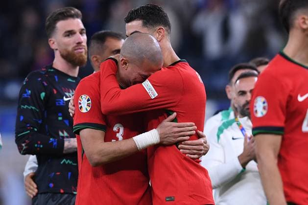 Fußball UEFA EURO, EM, Europameisterschaft,Fussball 2024 Viertelfinale Portugal - Frankreich am 05.07.2024 im Volksparkstadion Hamburg in Hamburg Pepe ( Portugal ), Cristiano Ronaldo ( Portugal ) enttäuscht weint Tränen